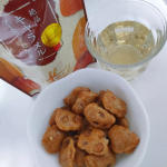 「絶品キャラメルアーモンドおかき」..濃厚キャラメル×カリフォルニア産アーモンド×もち吉自慢のおかきの、スイーツなおかきです。.キャラメルソースは、厳選されたキャラメルパウダーに蜂…のInstagram画像