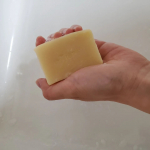 無添加手作り洗顔石鹸を使用してみました。肌が弱いので、無添加というところや手作りで肌に優しいところも魅力的です。ラベンダーの香りで気持ちが明るくなります。メイクも落ちるので助かってます🎵…のInstagram画像