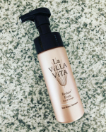 La ViLLA ViTAラ・ヴィラ・ヴィータリ・ヘア プラスフォームを使用しています𖤣𖥧𖥣𖡡𖥧𖤣内容量は150mlです。きめの細かい泡で使いやすいですね。年齢を重ねると髪のうねり…のInstagram画像