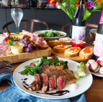 週末飲みメニュー🍾なんだか久々かも？🙄米沢牛のステーキに🥩前菜盛り合わせこの間作ったマカロンも😋ステーキは塩とわさび、バルサミコソースでいただきました。合わせたのは〜ワ…のInstagram画像