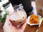 ミッフィーのゆらゆらタンブラー。牛乳を入れるとミッフィーちゃんぽさが増してかわいいですが、ココアやコーヒー牛乳を入れるとメラニーちゃんに☺️入れる飲み物によっていろんな雰囲気になるのが…のInstagram画像
