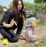 今日は、母の畑のミニ大根を収穫しました🥬そのとき屋外用蚊よけ KA・KO・I 使ってみました😙 煙や臭いがないので、安心して使えました👏娘も楽しそうにミニ大根抜いて、だんだん抜くのが早くな…のInstagram画像