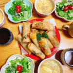 今日の晩ごはん。#春巻き ❣️ 米粉の皮と春巻きの皮、生の2種類。あゆが包んでくれるって言うてたのに夕方から姉妹で出掛けてって…結局私が巻き巻き。出来た頃に帰ってきて、なんか形が変。太っと…のInstagram画像