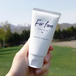 【 For fam(フォーファム)　アウトドアUVミルク】を使ってみました🎄⛺🎄虫が嫌がるとされている、100u0025天然由来の精油配合で、なんと、日焼け止めと虫よけが1度にできるという心強い商…のInstagram画像