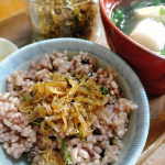 山椒の実を購入出来たので♡葉で、ちりめん山椒を作ってみたら美味しくて美味しくて🤤実は、下処理して冷凍庫へ～そして、ぬか漬けにもアクセントで入れました～😁😁😁美味しくできるかな？…のInstagram画像