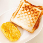 🍞今日のお昼ごはん🥪⚪︎たまごマヨチーズのホットサンド⚪︎ハッシュドポテト(冷凍)息子の離乳食用に作った茹で卵のあまりをたまごサラダにして♥️パンは祖母から貰ったロ…のInstagram画像