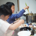 ＧＷ中のお昼。なべやき屋キンレイの豚骨魚介つけ麺を子供と作りました‼️レンジでもできますが4人分作りたかったのでお湯を沸かして作りました😊添付のタレを器に出したり麺を入れたりお皿によそるのは子…のInstagram画像