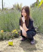 母の畑にて、またしても大活躍の蚊よけ。置くだけ簡単！娘はひたすらミニ大根を採ってます🥬見ててあきないなぁ〜💓でもね、そろそろ大根いらないよっ🤣#アウトドア #キャンプ #K…のInstagram画像