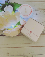 こんにちは😊今回、オールインワンジェル『しあわせ想い』をお試ししてみました💕　外箱のパッケージや容器もキラキラが可愛いです。容器は使い終わった後も、アクセサリー入れにしたり、小さめのライトをの…のInstagram画像