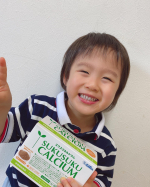 以前紹介した『スクスクカルシウム』食事では補えない栄養素を手軽に摂れるところが嬉しい😊💗そのままでも食べられるけど、牛乳に溶かしてあげています❣️子供も気に入った様子で、…のInstagram画像