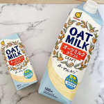 可愛いパッケージのオーツミルククラフトを飲んでみました♩今まで豆乳を牛乳代わりに飲んでいましたが、初めてオーツミルクに乗り換え！豆乳より、食物繊維とカルシウム、ビタミンB2が多いんだそう。と…のInstagram画像