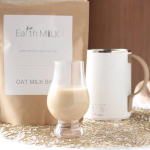 今、手作りオーツミルクを楽しんでいます！@earth.milk.cafe さまのものなのですが、専用ケトルに OAT MILK BASE と水を入れてまぜ30分程度放置。OAT MILK BA…のInstagram画像