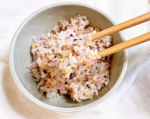 北海道玄米雑穀12種類の原料すべて大地の恵みをたっぷり受けた北海道産にこだわってる✨✨普段食べているお米に混ぜて手軽に栄養アップ🙆‍♀️甘みがあって食べやすい🥰…のInstagram画像