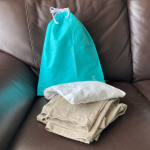 【KOKO＋】Dew®️使用　不織布の巾着L菌や埃から衣類などを守ってくれる巾着。銅イオンによって◉抗菌・防カビ◉消臭◉抗ウイルスに効果あり✨汚れた衣類やシューズを持ち帰るのに使っ…のInstagram画像