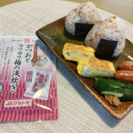 今日の朝ごはんはu0040prebushi_marutomo 様からいただいた『かつおとカリカリ梅の浅炊き』を使ったおにぎり🍙🍙✨しっとりとしてるからご飯と混ぜてもふりかけのようにベトッ…のInstagram画像