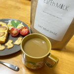 ☻☻☻☻☻☻☻☻☻☻オーツミルクで、カフェオレ風(*´꒳`*)☕︎...オーツミルクベースで作るオーツミルク🎶.アーモンドミルクも好きだけど、コーヒーに入れるならクセのないオーツ…のInstagram画像