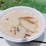 𓍯⁡お水がいらない 博多豚骨ラーメン4食 🍜⁡スープ、麺、具材が３層になって凍っているので、お鍋で温めるだけで完成する簡単な冷凍ラーメン💕⁡スープは豚頭、豚骨を炊き出したコクと香りのある…のInstagram画像