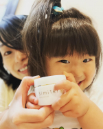 薬用美白オールインワンジェル、SimiTRY を使い始めて2週間あまり。毎日朝晩塗っていたら、この使い心地にハマってしまった！ぷるんとしたテクスチャが、お肌にスーッと馴染んでいき、毎回ほっ…のInstagram画像