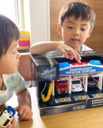 ..トイザらス@toysrus_jp スピードシティライト＆サウンド SOSレスキューステーション🚓🚑🚒.🚨ボタンを押すと音が鳴り、同時にライトも点灯します。（…のInstagram画像