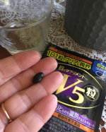 ロート製薬株式会社さんの「ロートV5粒」を御紹介します。  前にも御紹介した目のサプリメント。１日１粒、飲み続けて３週間が過ぎました。一見、細めの黒豆のようなソフトカプセルで、…のInstagram画像