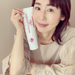 デカっ‼️あまりに大きくてびっくり🤣iPhoneと比較するとよく分かります！サイズは2種類✨＿＿＿＿＿＿＿＿＿＿＿＿＿＿＿＿エポラーシェモイストクレンジングプラス8…のInstagram画像