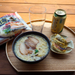 外で食べるラーメンとビールはうまい🍺お天気良かった日にウッドデッキでランチ〜あったかいというより暑過ぎるから、軒下の日陰に避難避難。こちらのラーメンは、鍋焼き屋キンレイ様の「お水がいらない …のInstagram画像