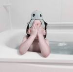 娘の頭に乗っているのは、、ダンバイディア @donebydeer のクラゲさんデンマーク製です🇩🇰...くりくりとしたお目々が特徴のクラゲさんはお風呂で使うおもちゃ👀可愛らしい…のInstagram画像