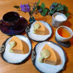 ☕おうちカフェ☕先週のおうちカフェですが、八天堂様のバウムクーヘンに抹茶クリーム添えました！しっとりバウムによく合いました！チョコやカスタードも食べるの楽しみです😋もう一つは実家に…のInstagram画像