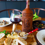 週末飲みのワインはこちら🍷富士貿易さんのジョージア産陶器ボトル入り赤ワイン”ピロスマニ”@fujitrading_lfq 陶器ボトルは職人さんが手づくりしているそうですよ😳…のInstagram画像