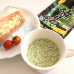 京都の宇治抹茶は香り100選にも選ばれて有名ですよね。そんな宇治抹茶を使った、玉露園 濃いグリーンティーを紹介します。抹茶の濃さが伝わる深緑パッケージ。チャック付きパウチで、容量90ｇで7杯分です…のInstagram画像