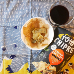 トトチップるを赤ワインのおつまみに渋みともいい組み合わせです☺️トトチップるはお魚の皮のスナックです🐟糖質オフおつまみで嬉しいです！フレーバーはソルテッドエッグという珍しい味です♪食感が…のInstagram画像