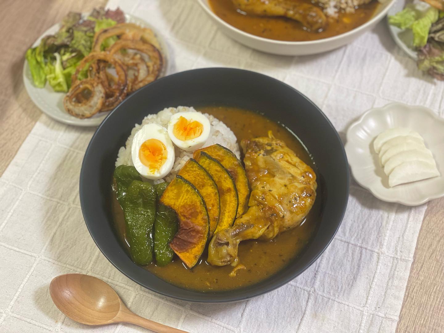 口コミ投稿：◯スパイシーチキンカレー◯オニオンリング◯大根のぬか漬け最近ハマってる大好きな業務…