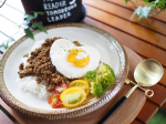 #ダイソー 購入品のハート型シリコーン厚焼きパンケーキ型。パンケーキ以外にも目玉焼きやオムレツ、チョコケーキなどもハート型で作れてかわいいですよ。キーマカレーは#正田醤油 さまからいただい…のInstagram画像