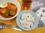 .今夜はスープカレー🍛いつもと違い、ご飯は˗ˏˋ  北海道玄米雑穀ˎˊ˗を白米に混ぜて炊いてみました♡スープカレーによく合ってよりおいしくしてくれました✨玄米や雑穀のほのかな香ばしさや甘み…のInstagram画像