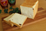 レーズン角食パンを焼きました✨お砂糖は使わずに、メープルシロップ のみを使用。フワフワのパンは、ほんのりメープルシロップの香りがする😍甘さを控えめにしたので、食べる時に追いメープルシロ…のInstagram画像
