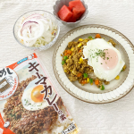 これはめっちゃ時短になる！  今日のお昼ご飯＆夜ごはんは 「冷凍ストック名人」のキーマカレーの素で決まり♪  カレー液の袋に、ひき肉の塊をわさっと入れてもみもみして冷凍庫にストックす…のInstagram画像