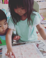 息子もやりたがったので娘とアイロン以外の工程を手伝ってもらいました🤪#PR #株式会社KAWAGUCHI #みつろう #手づくり #てづくり #みつろうラップ #エコラップ #自由学習 #夏休みの…のInstagram画像
