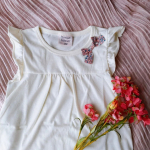 長女のTシャツが欲しくて、nissen様 u0040nissen_kids_official の子供服をget👍✨めちゃくちゃかわい〜〜🥰デザインがドンピシャ💓肩フリルで優しい花柄のリボンが付…のInstagram画像