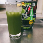 冷水にすぐ溶けてすぐおいしい！暑い時期にもお湯を使わず手軽にお茶が飲めていいですね。味付けは砂糖多めで甘め。　いま気づいたけど同じような名前の他社商品いろいろあるんだね。材料も味も違うから気をつけない…のInstagram画像