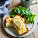 。。とろろチーズトースト。もちふわ食感のとろろとチーズ レモンの風味がパンにとっても合います✨。。❀作り方❀①とろろにめんつゆ少々を入れ混ぜます②食パンにと…のInstagram画像