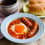 。。作ってみたいと思っていた中東のたまご料理シャクシュカ風の朝食。クミンなどのスパイスを入れたトマトソースと半熟たまごがとろり🌼パンにつけながら食べると最高😆🥚はたまご…のInstagram画像