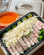 休日はホットプレートを囲んでワイワイ🎶お好きな具、大葉、エノキ、エリンギ、チーズ、ピーマン、アスパラなどなどを豚ロース肉で巻き並べたら大さじ3くらいの水をふりかけ蓋をしまーす火が通ったら…のInstagram画像