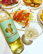 ワインが大好きな我が家ですが、今回は和食文化にもピッタリハマるポルトガル産の白ワインをお試しさせていただきました🥰 ガロドーロ ヴィーニョ・ヴェルデ DOC ブランコ”ヴィーニョ・ヴェ…のInstagram画像