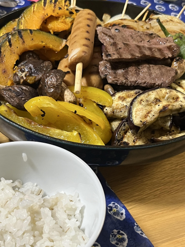 焼き肉と一緒にもち麦ごはんの画像（1枚目）