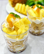 パイナップルパフェ〜🍍☀️暑い日は果物いっぱい乗ったデザートが食べたくなる🥺✨✨『コラーゲンたっぷりパンケーキ』を使って作りました☺️💓パンケーキミックス大さじ3と卵1個をボウ…のInstagram画像