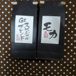 炭火焙煎ブレンドコーヒー日本に36名しかいないコーヒー鑑定士の資格を持つすごい方が焼き上げたものです😍⤴️⤴️何より味にも深みがあり香りも良かったです。口当たりもよくて飲みやすく美…のInstagram画像
