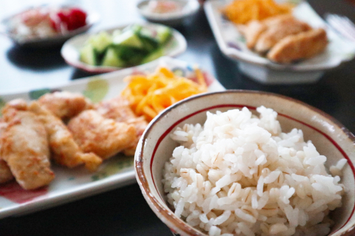 もち麦入りご飯と生姜醤油のささみ焼きの画像（1枚目）