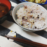 北海道玄米雑穀を食べてみました❣️北海道産の玄米と雑穀をブレンドしてて、いつものごはんに混ぜて炊くだけで、手軽に栄養バランスのとれた玄米雑穀ごはんができあがります❣️味は食べやすく甘味…のInstagram画像