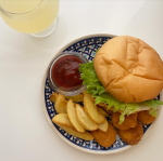 Burger cravings 🍔バンズふわふわ初めての3rd burger ﾎﾟﾃﾄにﾅｹﾞｯﾄと盛り沢山レモンサイダーと共に🍋ﾀﾊﾞｽｺｹﾁｬｯﾌﾟはピリ辛でいい感じ🍅これでｵ…のInstagram画像