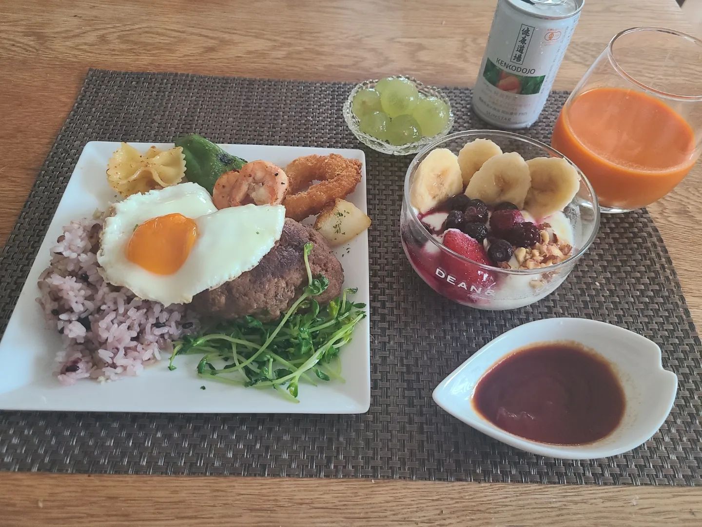 口コミ投稿：#ハンバーグ目玉焼きえびとピーマンいためイカリング揚げじゃがいもマカロニのメンタ…